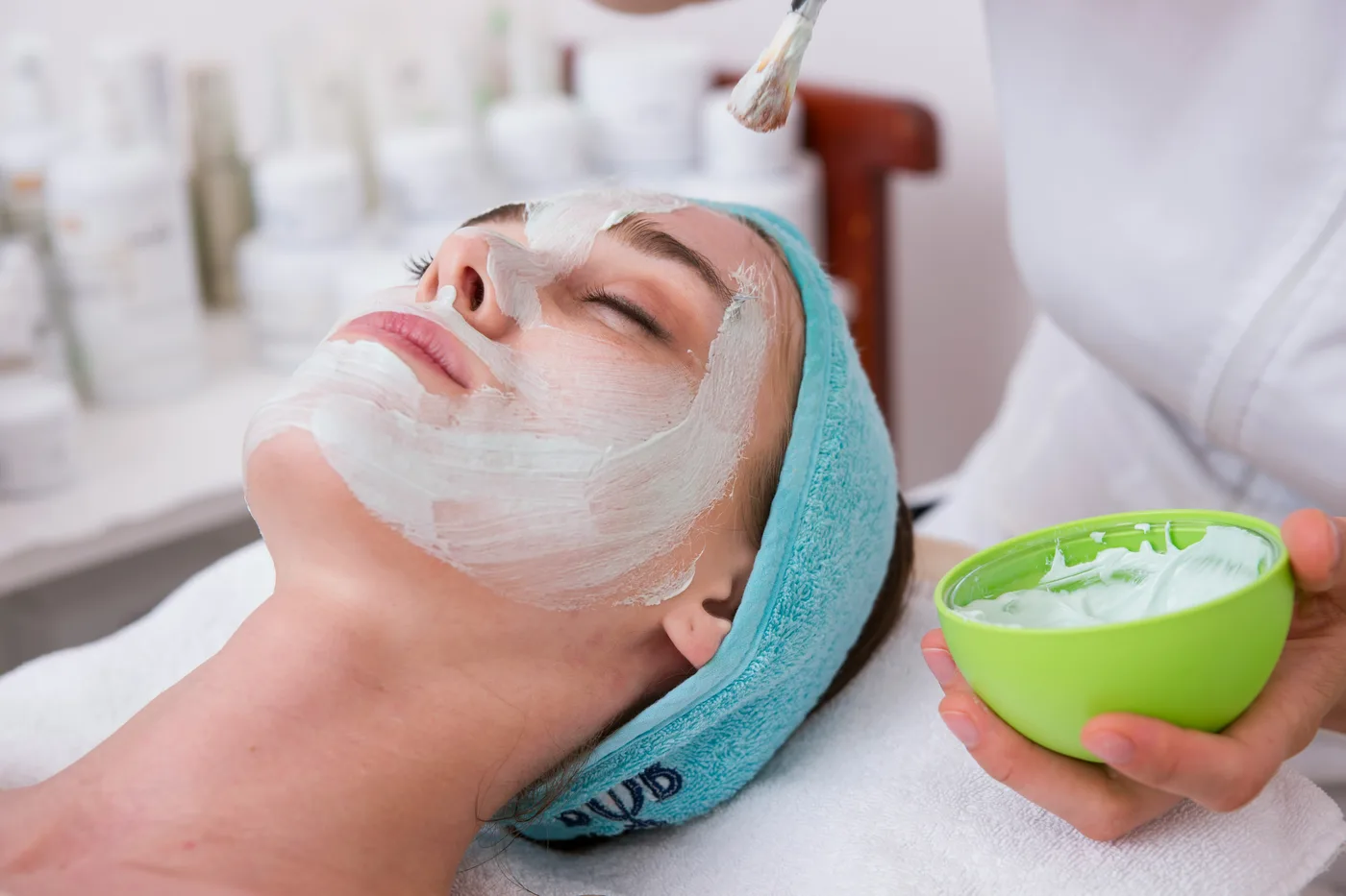 Een professionele aesthetician voert een precisiebehandeling uit